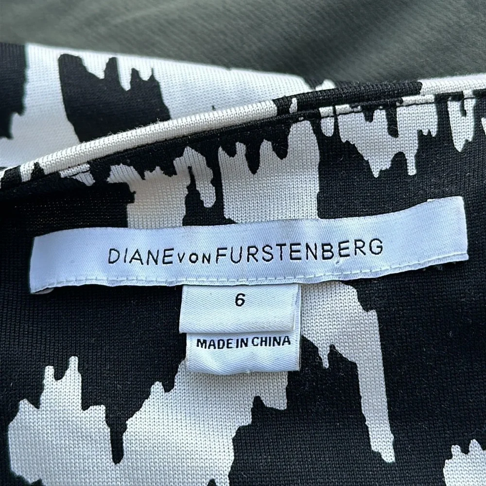 Diane Von Furstenberg 'Rose' Silk Ikat Print Shift Dress in Black/White Size 6